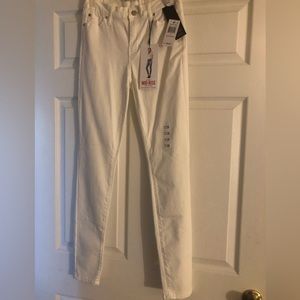 NWT Size 7 mid-rise Celebtity Pink Jeans. Great for all occasions.